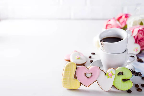 Tvarované cookie lásku a coffee cup dárek na Valentýna nebo den matek, dárek, překvapení, kopírovat prostor — Stock fotografie