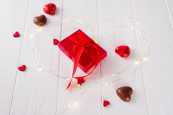 Valentýna čokolády-láska sladké srdce ve tvaru čokolády bonbony s krabičky na bílém pozadí dřevěná — Stock fotografie