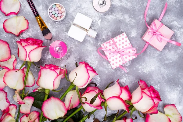Composizione cornice floreale con rose e confezione regalo su sfondo in pietra. Posa piatta, vista dall'alto. San Valentino — Foto Stock