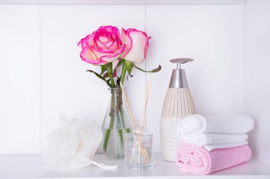 Güllü Spa ayarlar. Taze gül ve gül yaprakları ve spa uygulamaları içinde romantik Sevgililer günü için kullanılan çeşitli öğeleri