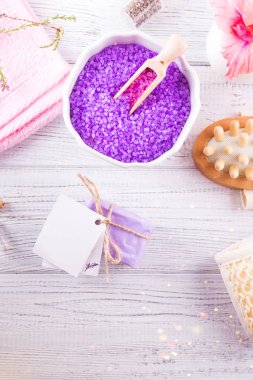 Spa ile güzel ve moda kavramı kompozisyon ahşap masa, düz yatıyordu ayarla.