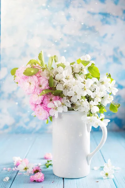 Lovely wild flowers bunch in ceramic vase on table in wooden background. День святого Валентина или матери — стоковое фото