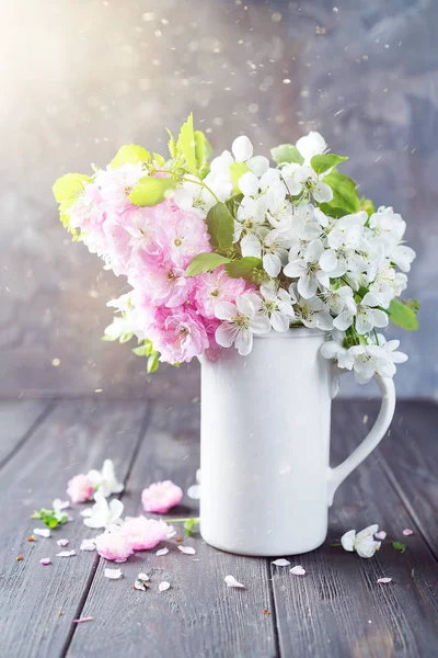 陶製の花瓶で木製の背景 コピー スペースのテーブルの上に美しい野生の花の束 バレンタインや母の日 — ストック写真