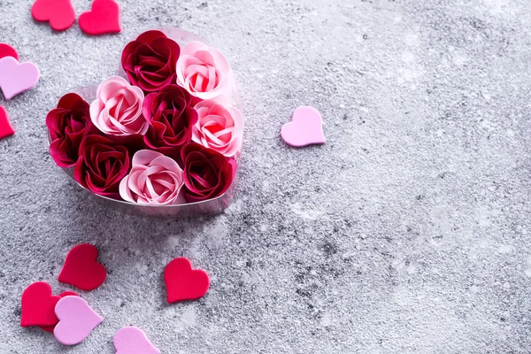 Trandafiri roz și roșu strălucitori din așternuturi de săpun cu inimi pe piatră, într-o cutie în formă de inimă. Valentines spa romantic, copia spațiu — Fotografie, imagine de stoc
