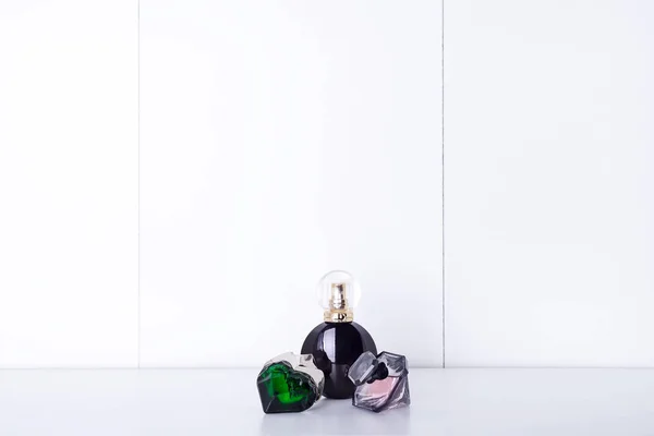 Garrafas de perfume aromático em uma prateleira no banheiro, espaço de cópia — Fotografia de Stock