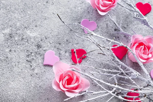 Větve na sněhu s růžové růže poupata a srdce na konkrétní pozadí s místem pro text. Valentines day koncept — Stock fotografie