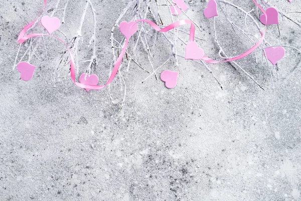 Metin için yer bir beton zemin üzerine pembe kalpler ile karda dalları. Sevgililer günü kavramı — Stok fotoğraf
