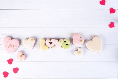 Sevgililer günü - Sevgililer günü, sevgi ile pişirme lezzetli ev yapımı doğal organik pasta, sırlı kalp şeklinde kurabiye kavram seviyorum