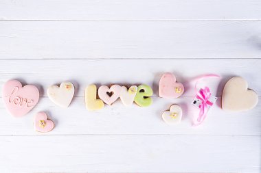 Sevgililer günü - Sevgililer günü, sevgi ile pişirme lezzetli ev yapımı doğal organik pasta, sırlı kalp şeklinde kurabiye kavram seviyorum