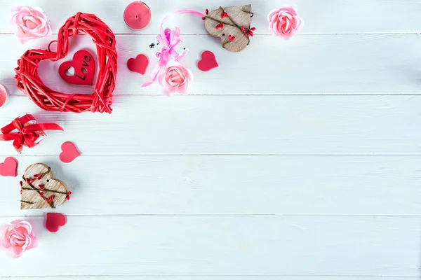 Drewniane białe tło z czerwone serca, prezenty i świece. Pojęcie Walentynki, płaskie świeckich miejsce — Zdjęcie stockowe