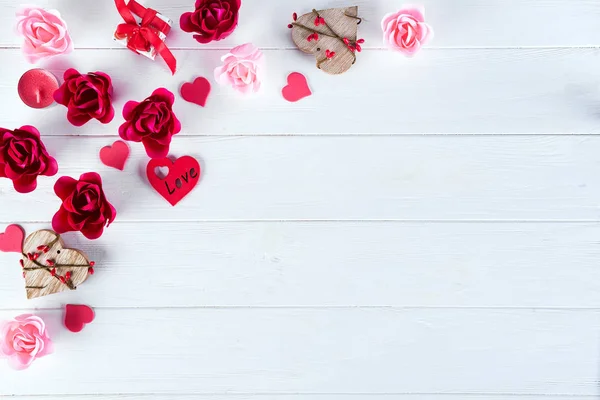 Dřevěné bílém pozadí s červeným srdcem, dary a svíčky. Koncept Valentýn, plochá ležela kopie prostor — Stock fotografie