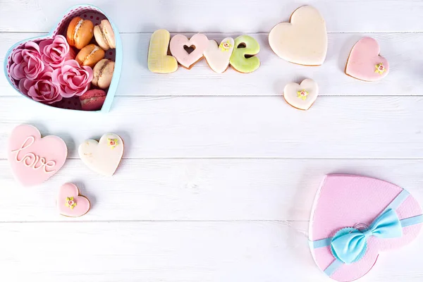 Srdce cookies a makronky v poli. Sváteční kolo blue box s cookies a Rose na bílém pozadí dřevěná, plochou ležela kopie prostoru — Stock fotografie