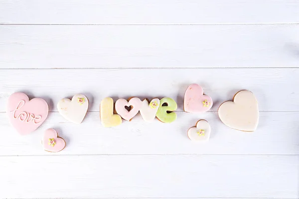 Biscuits glacés en forme de cœur pour la Saint-Valentin - délicieuse pâtisserie biologique naturelle maison, cuisson avec amour pour la Saint-Valentin, concept d'amour — Photo