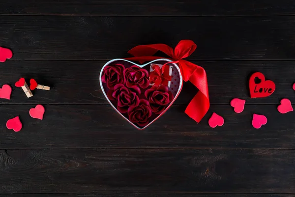 Tło Valentines serca kształcie i bukiet róża w pudełku na ciemnym tle drewnianych — Zdjęcie stockowe