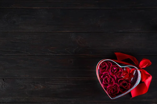 情人节背景与红色心脏形状和花束上升在礼品盒在黑暗的木背景, 平的放置拷贝空间 — 图库照片