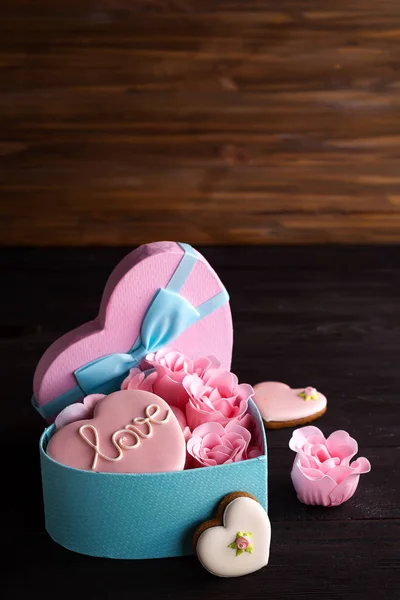 Decorazione romantica San Valentino concetto giorno con cuore scatola e rosa rosa su sfondo di legno scuro, spazio copia — Foto Stock