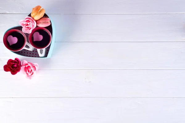 两杯咖啡, 马卡龙与鲜花在一个盒子里的形式, 在白色的背景心脏的形式。情人节概念, 平躺着复制空间 — 图库照片
