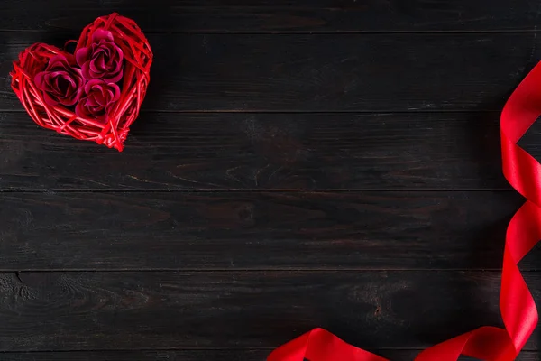 Ahşap Rustik Kırmızı dekoratif kalp ile yer, düz koyu ahşap arka plan asılı yatıyordu. Sevgililer arka plan — Stok fotoğraf