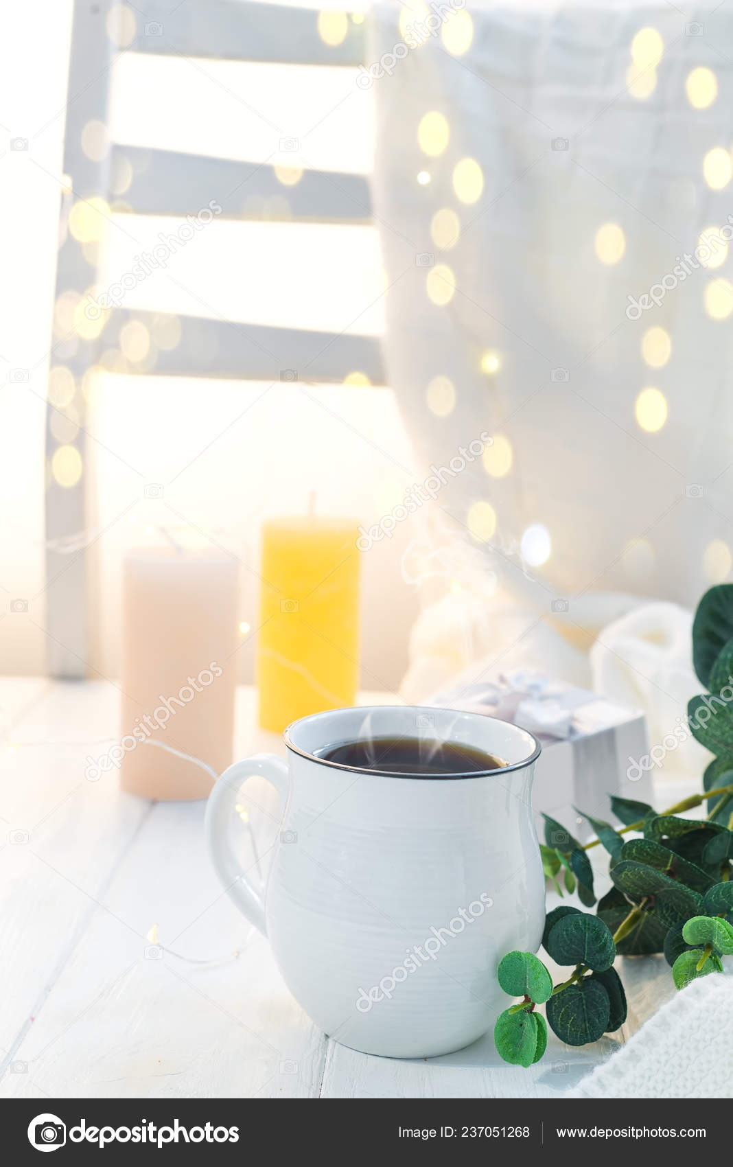 Tasse Kaffee Mit Schal Bleiben Auf Holztablett Bett
