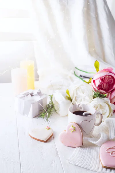 Romantická snídaně v posteli. Káva, koláčky, dárkové krabičky a květin na dřevěný stůl. Valentines day koncept — Stock fotografie