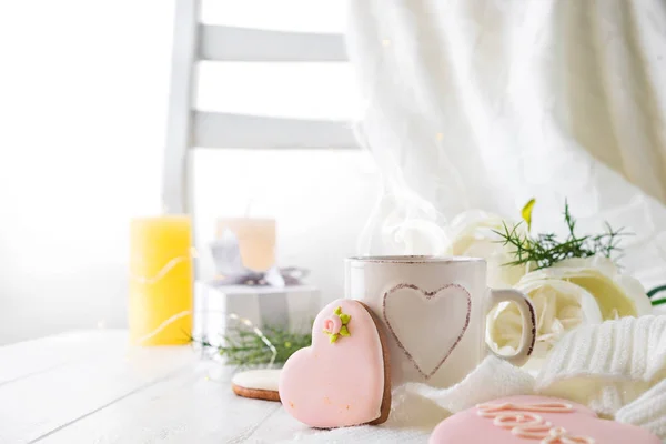 Cookies de coração com xícara de café em fundo de madeira com xadrez, espaço de cópia — Fotografia de Stock