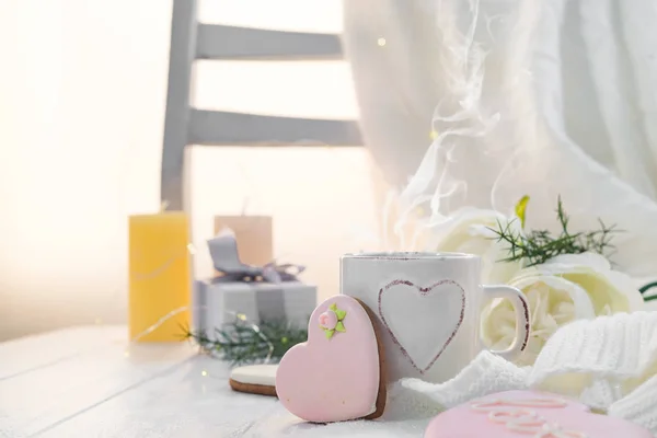 Sváteční srdíčkové sušenky s barevnými zasklení a šálek kávy na dřevěný stůl s kopií prostor na oslavu Valentýna, výročí nebo svatbě — Stock fotografie