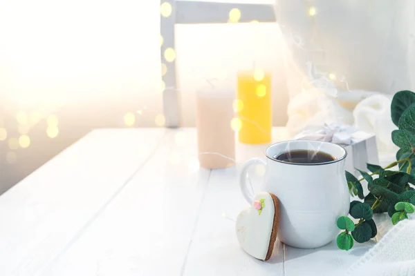 Xícara de café com cachecol de malha em ficar na bandeja de madeira na cama, espaço de cópia. Bom dia Café da manhã — Fotografia de Stock