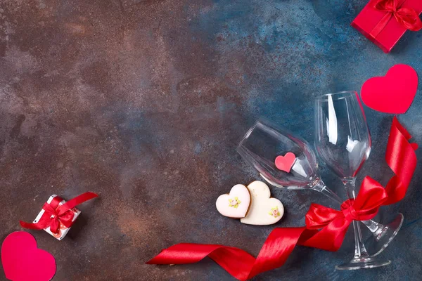 Композиция с бокалами для вина, лентой и декоративными сердцами на каменном фоне с копировальным пространством, плоской укладкой . — стоковое фото