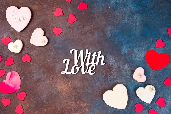 Stein Hintergrund mit roten Herzen, Geschenke und Buchstaben. das Konzept des Valentinstages. — Stockfoto