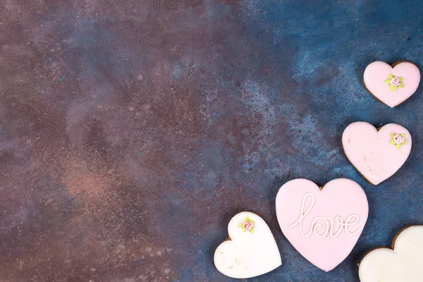 San Valentino, biscotti cuore con un posto per l'iscrizione su sfondo di pietra, spazio copia — Foto Stock