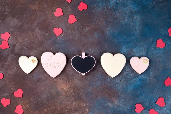 Vue du haut des biscuits vitrés en forme de coeur sur pierre avec espace de copie, pose plate. Joyeuse Saint-Valentin — Photo