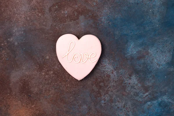 Vista superior de biscoitos em forma de coração envidraçado em pedra com espaço de cópia, flat lay. Feliz Dia dos Namorados — Fotografia de Stock