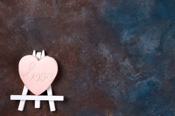 Biscotti nella forma di un cuore nella ciliegina sul cavalletto come immagine su pietra con spazio di copia, posa piatta. Buon San Valentino — Foto Stock