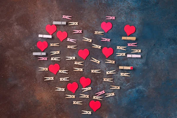 Cuori rossi e mollette fatto cuore isolato su sfondo di pietra - concetto di San Valentino — Foto Stock