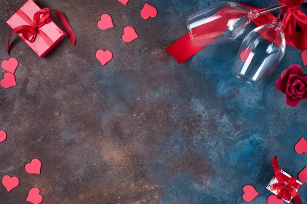 День святого Валентина фон с ручной работы сердца, очки и подарочная коробка на каменном фоне. День святого Валентина — стоковое фото