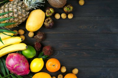 Bir metin için tropikal meyve ve yaprakları, düz yatıyordu, yer ile yaz Derma kavramı sınır