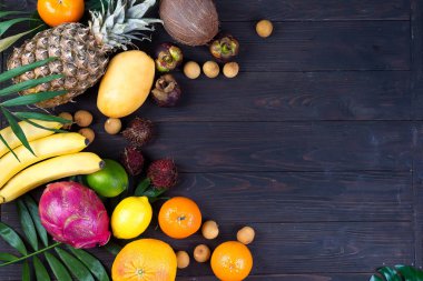 Bir metin için tropikal meyve ve yaprakları, düz yatıyordu, yer ile yaz Derma kavramı sınır