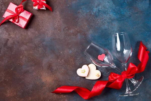 Композиция с бокалами для вина, лентой и декоративными сердцами на каменном фоне с копировальным пространством, плоской укладкой . — стоковое фото
