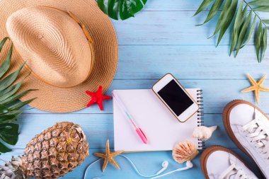Düz yatıyordu seyahat aksesuarları ve tropikal meyve metin için boş alan ile ahşap arka plan üzerinde. Üstten görünüm seyahat veya tatil kavramı. Yaz arka plan.