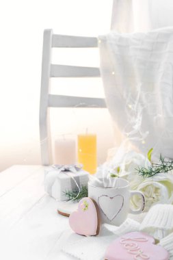 Kahve ekoseli kopya alanı ile ahşap arka plan üzerinde kalp kurabiye