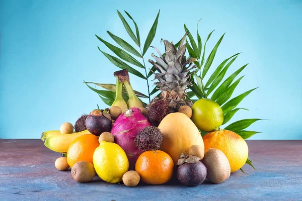 Blandade Tropiska Frukter Apelsin Ananas Eller Ananas Lime Mango Dragon — Stockfoto