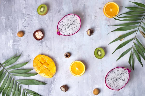 Tropiska Frukter Sortiment Sten Ljus Bakgrund Mönster Ovanifrån — Stockfoto