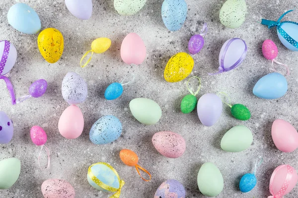 Muchos huevos de Pascua decorados como fondo, vista superior. Tradición festiva —  Fotos de Stock