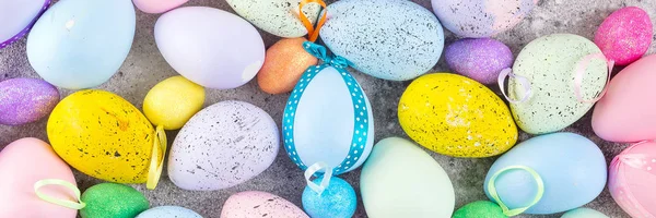 Muchos huevos de Pascua decorados como fondo, vista superior. Tradición festiva —  Fotos de Stock