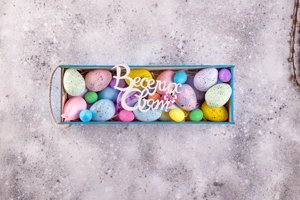 Huevos coloridos de Pascua pintados en colores brillantes con el texto en ucraniano Felices Fiestas en caja de madera sobre fondo de piedra, celebración de las vacaciones de primavera, espacio de copia —  Fotos de Stock