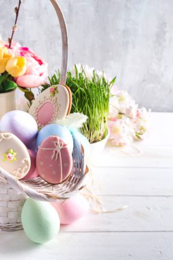 Paskalya tebrik kartı ile sırlı çerezler ve renkli Paskalya yumurtaları sepet içinde. Kopya alanı ile