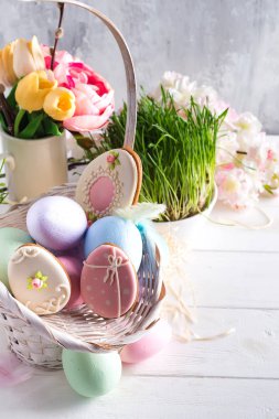 Paskalya tebrik kartı ile sırlı çerezler ve renkli Paskalya yumurtaları sepet içinde. Kopya alanı ile