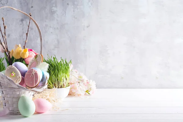 Tarjeta de felicitación de Pascua con galletas vidriadas y coloridos huevos de Pascua en cesta. Con espacio de copia —  Fotos de Stock