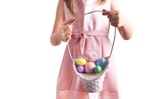Lindo niño pequeño sosteniendo cesta con huevos pintados en el día de Pascua . — Foto de Stock