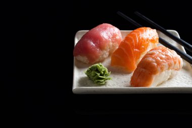 Makro çekim sashimi, uramaki ve nighiri, pirinç, somon ve ton balığı, oluşan Japon yemek karides siyah. Japon restoranı kavramı